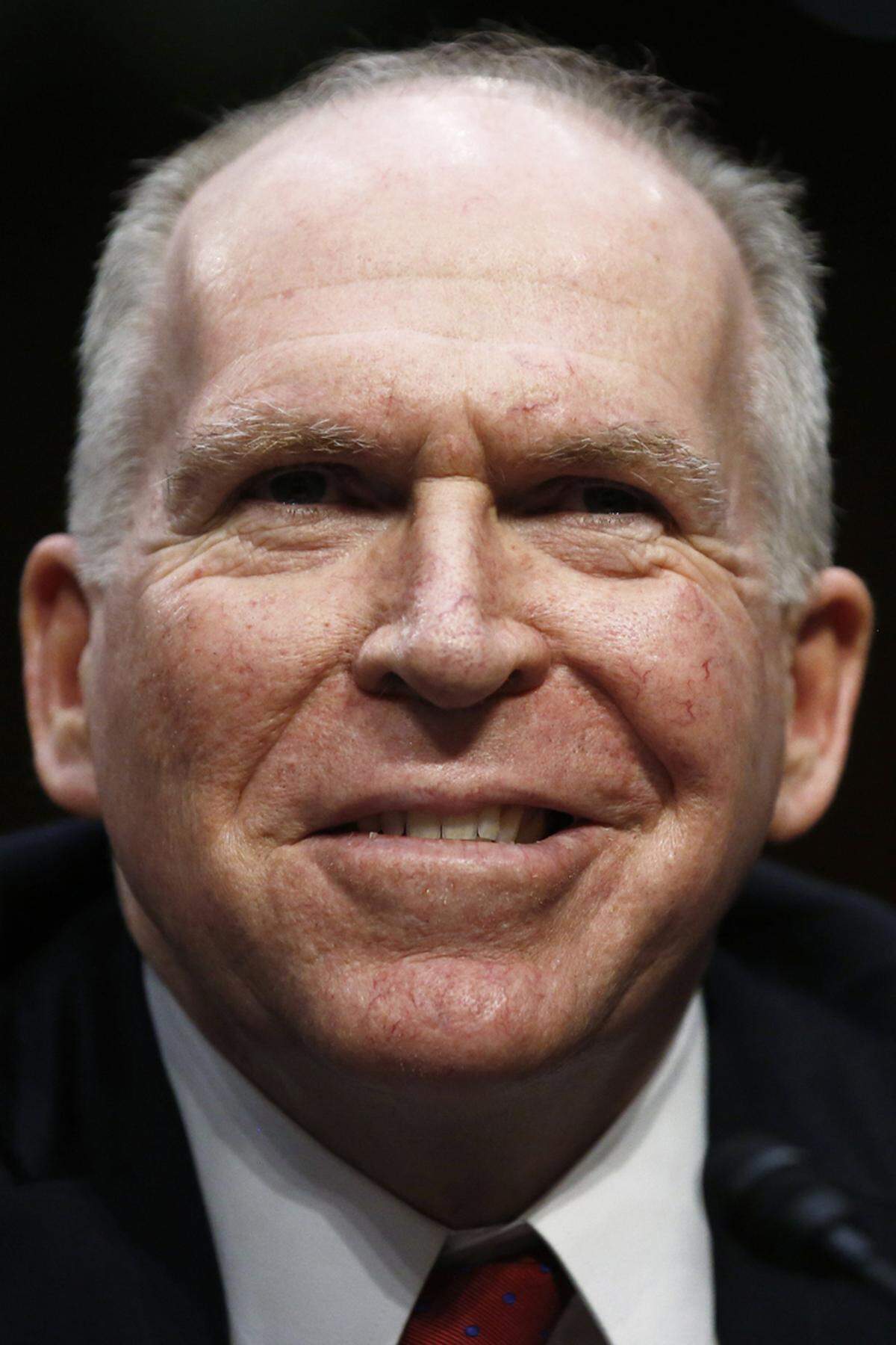 Der Geheimdienst spielt eine wichtige Rolle in den Kriegen der USA. Umstritten sind seine Tätigkeiten wegen menschenrechtswidriger Handlungen in der Terrorbekämpfung – Stichworte Guantanamo, Drohnen etc. - und Verstrickungen in den Drogenhandel zur Unterstützung von paramilitärischen Verbänden (Vietnamkrieg). Und die CIA hatte auch bereits einige Fehlschläge zu verkraften, wie etwa die Invasion der Schweinebucht in Kuba (1961).Bild: John O. Brennan, war bis zum 20. Jänner Direktor der CIA (D/CIA)