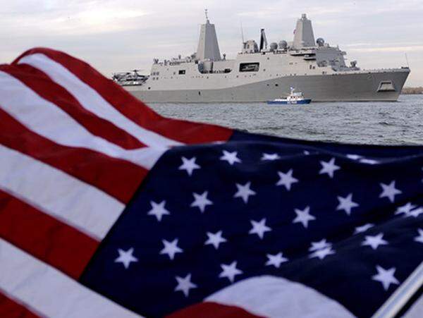 Zahlreiche Angehörige der Opfer standen am Ufer und winkten den Marinesoldaten zu, als die "USS NY" einlief.