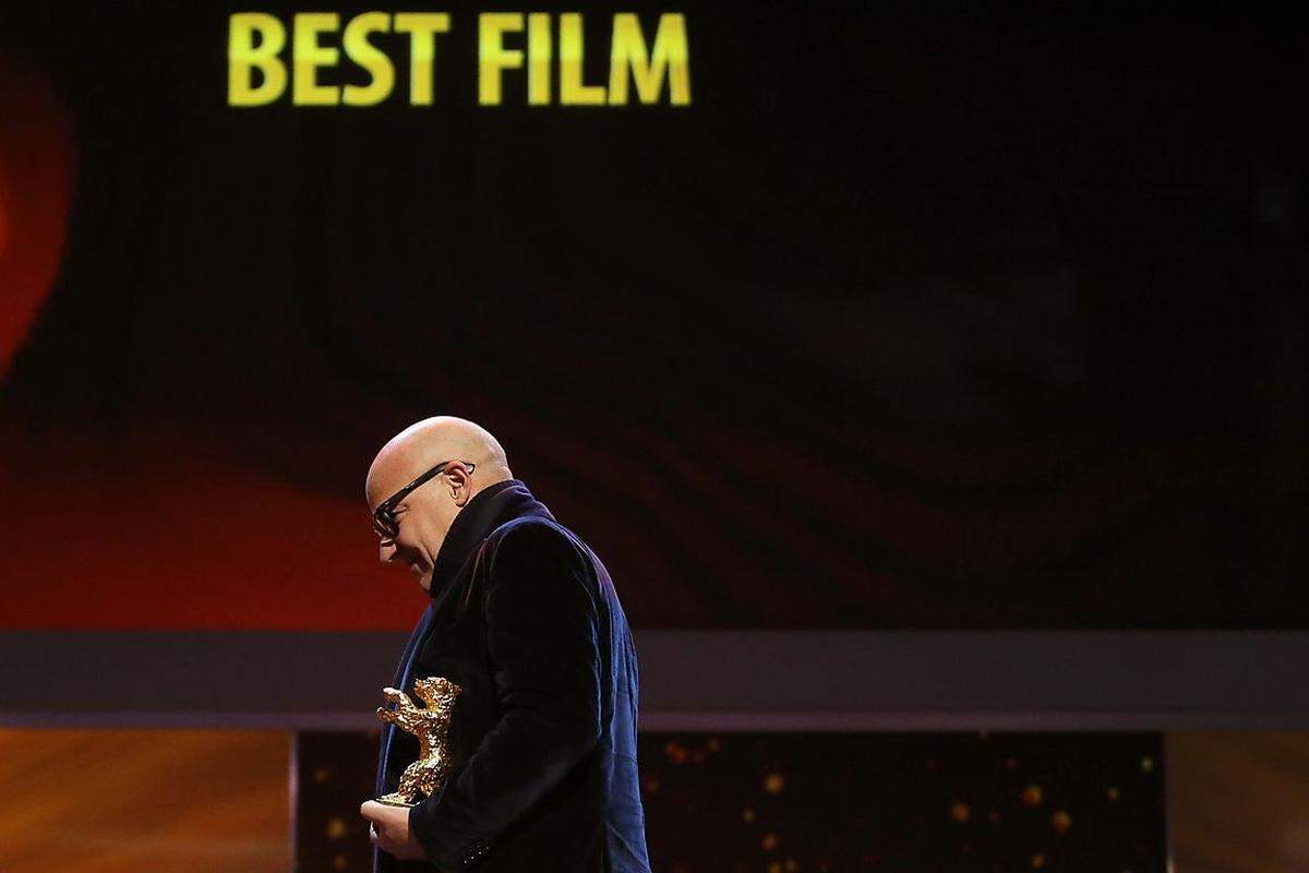 Gianfranco Rosi beim Abtransport seines Bären: Der italienische Regisseur und Filmemacher erhielt den Hauptpreis für seine Flüchtlings-Doku "Fuocoammare". Auch - oder gerade - die Berlinale kam am Thema Flüchtlinge heuer nicht vorbei.