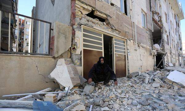 In der irakischen Hauptstadt Bagdad war das Beben rund 20 Sekunden lang zu spüren. In anderen Provinzen war die Erschütterung länger zu spüren. Auch im Südosten der Türkei schreckte das Beben die Menschen auf. In der Stadt Diyarbakir flohen Menschen Medienberichten zufolge aus ihren Häusern. Ein Bild aus Sarpol-e Zahab in der iranischen Provinz Kermanshah.