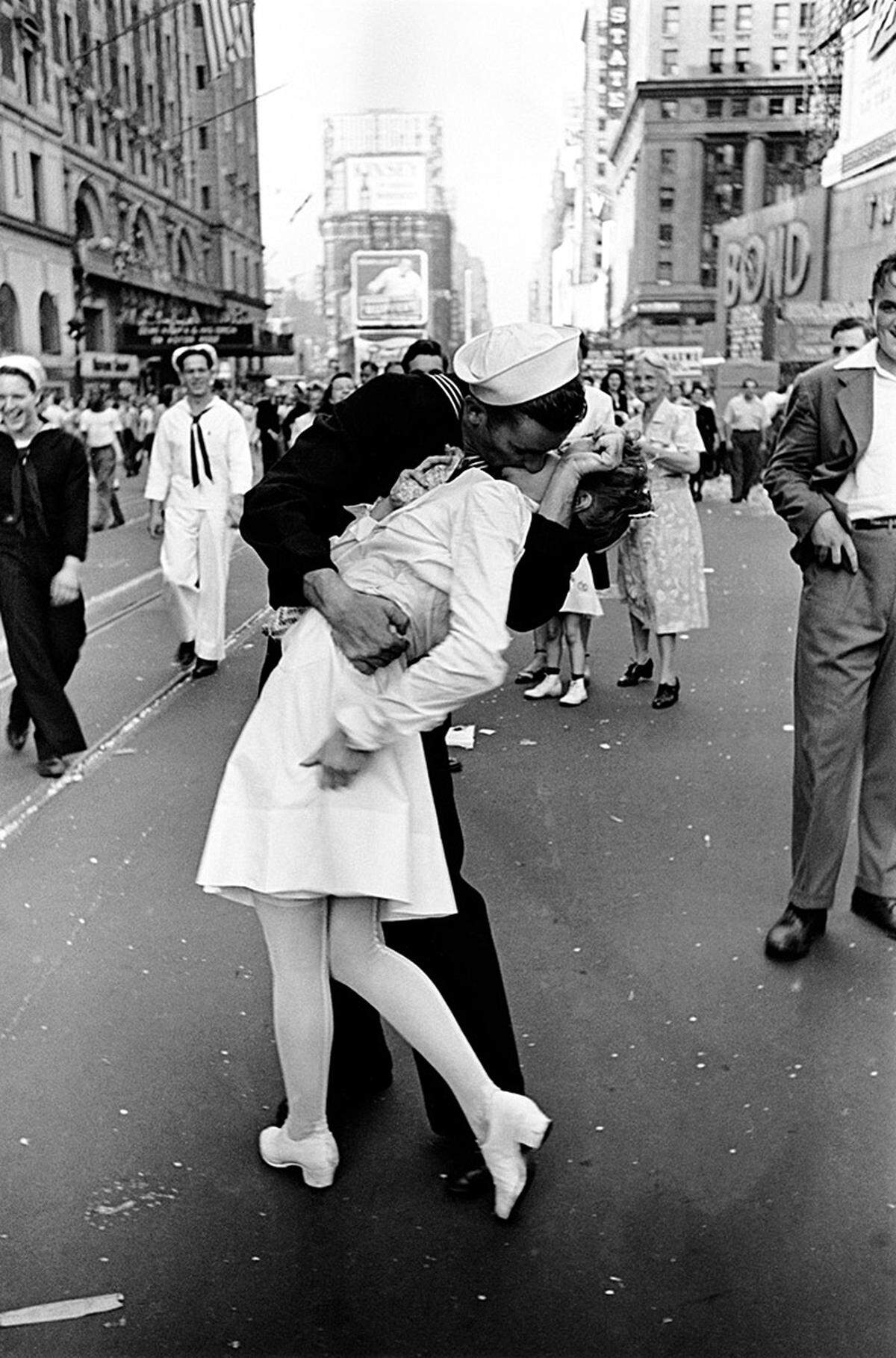 Alfred Eisenstaedt: "V-J Day", Times Square, NY, 14. August 1945 (c) Alfred Eisenstaedt, 2014