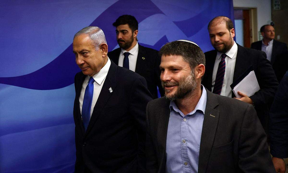 Premier Netanjahu (l) braucht den Hardliner Smotrich (re.) zum Erhalt seiner Regierung. 