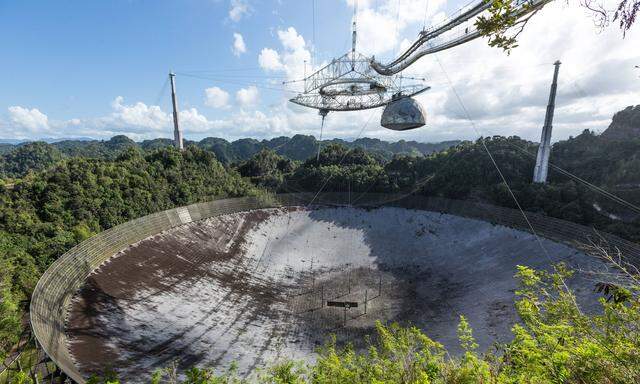 1963 errichtet, nun in sich zusammengefallen: das Radioteleskop in Arecibo, Puerto Rico, war bis 2016 mit 305 Meter Durchmesser das größte der Welt.