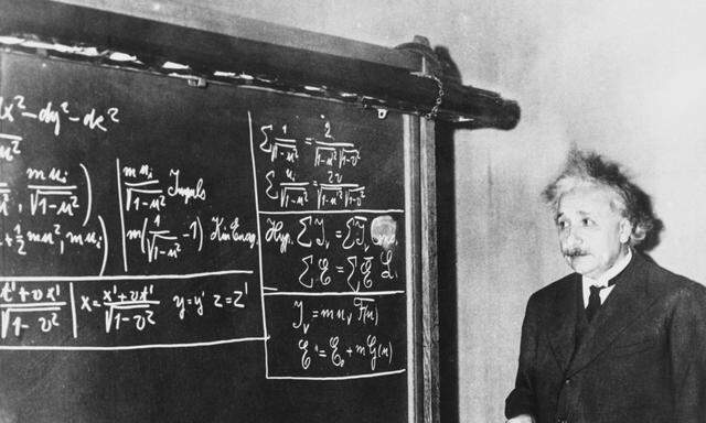 Da schaute sogar er schon leicht verzweifelt: Albert Einstein bei einem Vortrag in Pittsburgh über die von ihm postulierte Endlichkeit des Universums.    