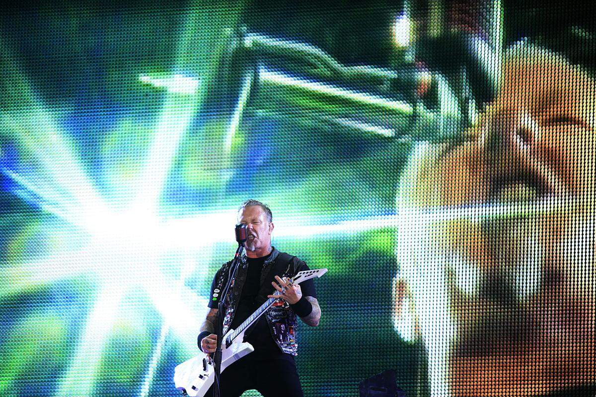 18 Songs spielten die Metal-Heroen Metallica am Mittwoch in der Wiener Krieau (Link zur Konzertkritik). 16 haben die Besucher schon vor Monaten per Internet-Voting ausgesucht. Über einen weiteren Song konnten Kartenbesitzer am Mittwochabend per SMS abstimmen. "Blackened" wurde gewählt und als zweite Zugabe gespielt. Metallica spielten zudem ein neues Lied: "Lords of Summer".  Auf der Setlist standen auch ...  