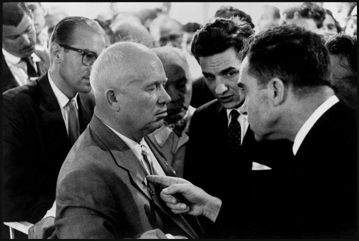 Mit dem Schnappschuss "Kitchen Debate" ist Elliott Erwitt auch in der politischen Fotografie berühmt geworden. Eine Unterhaltung zwischen US-Vizepräsident Richard Nixon und Sowjet Chef Nikita Chruschtschow geht mit diesem Bild als Ausdruck des Kalten Kriegs in die Geschichte ein.