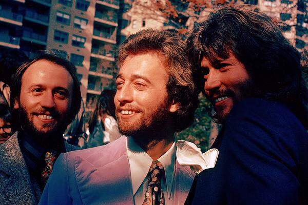 Robin Gibb machte sich auch als Songschreiber für Musikgrößen wie Barbra Streisand oder Kenny Rogers einen Namen. An die Glanzzeiten des leicht schnulzigen Disco-Trios mit dem unverwechselbaren Sound der 1970er konnte er aber nicht mehr anknüpfen.