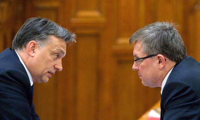  Ungarns Premier Viktor Orbán (links) und Notenbankchef György Matolcsy driften auseinander. 
