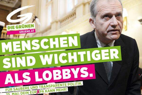 Plakate der Serie Nummer 3 werden derzeit von den Grünen in ganz Österreich plakatiert - bestehend aus drei Sujets. Auf dem ersten ist Ex-Innenminister Ernst Strasser zu sehen, der im März in erster Instanz der Bestechlichkeit schuldig gesprochen wurde. Darunter der Slogan: "Menschen sind wichtiger als Lobbys." Weiters gibt es ein Plakat mit Spitzenkandidatin Lunacek und Parteichefin Glawischnig ("Dein Europa kann mehr" sowie eines mit einem Feldhasen ("Monsanto, räum das Feld").
