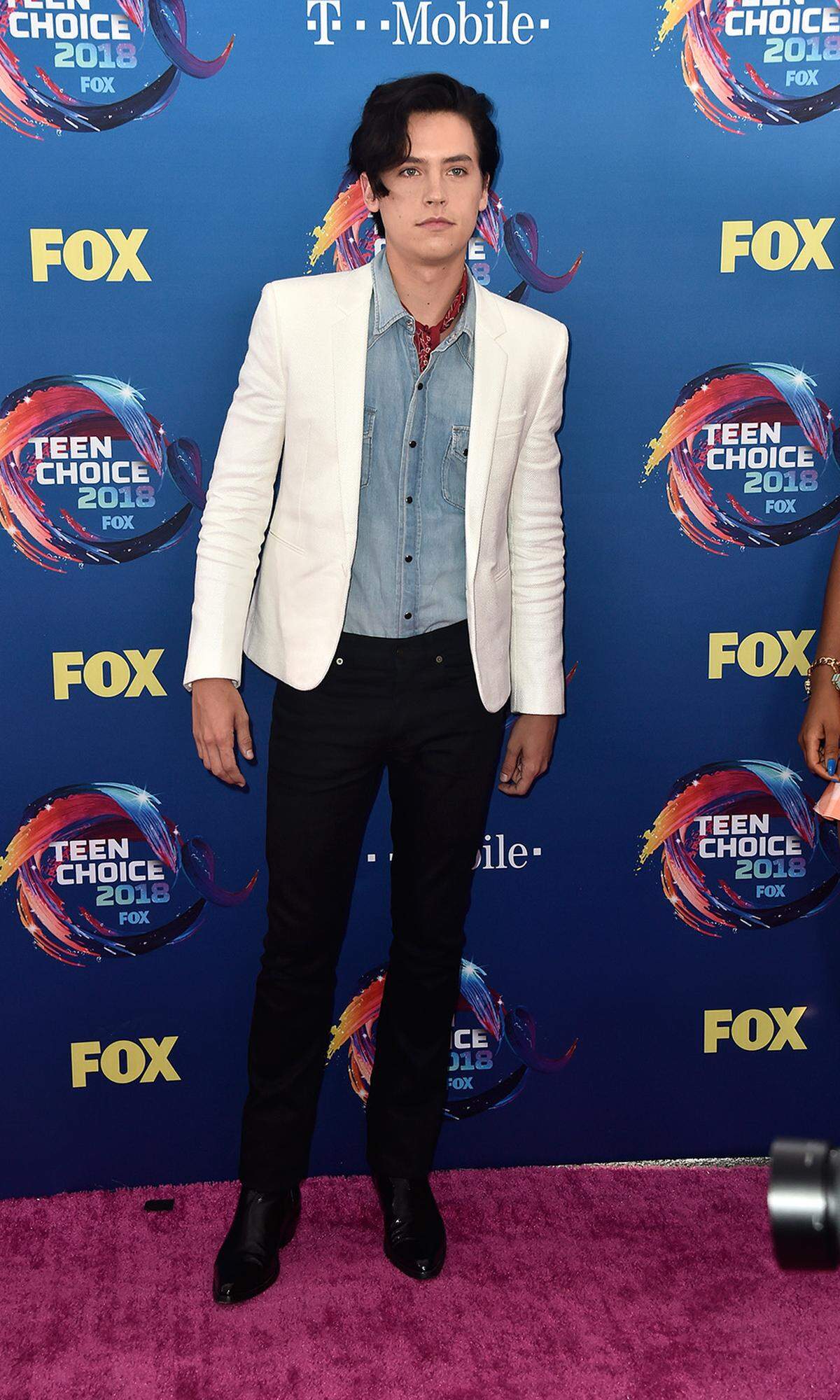„Howdy”: "Riverdale"-Star Cole Sprouse vertraute mit Jeanshemd, rotem Tuch und weißem Blazer auf den Wilden-Westen-Look.