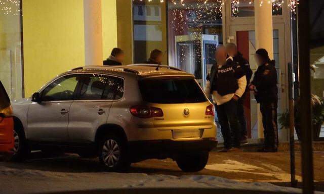 Einsatzkräfte am Tatort in Krumbach