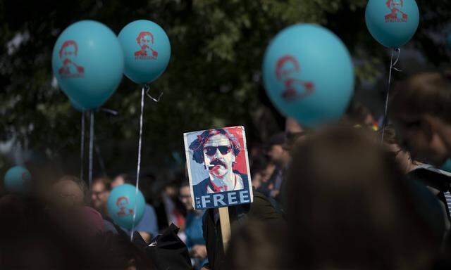 Free Deniz Yucel Deutschland Germany Berlin 10 09 2017 Demonstrantin mit Plakat Set Free Deniz Yu