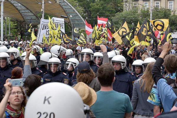 Am Samstag stießen in Wien die rechtsextreme Gruppe der Identitären und die linken Gegendemonstranten stießen aufeinander.