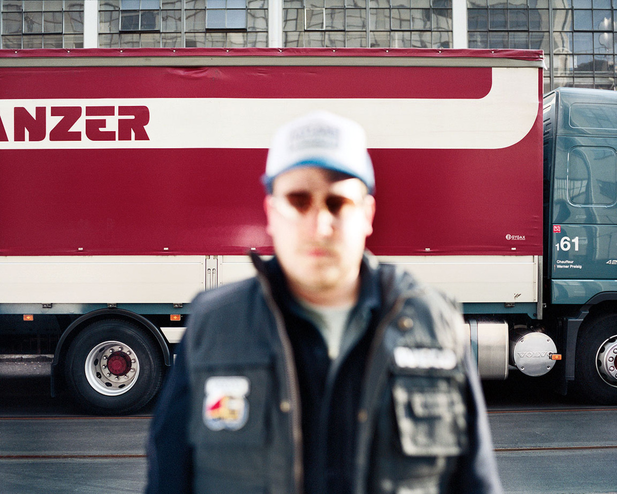 Inspiriert wurden die Brüder vom bunten Schwerverkehr unter ihrer Studentenwohnung. So entstand 1993 in der WG der Prototyp der Freitag Tasche aus den bereits genannten Zutaten. Mutters Nähmaschine fiel dem Muster zwar damals zum Opfer, dafür steht es jetzt im Züricher Museum für Gestaltung.