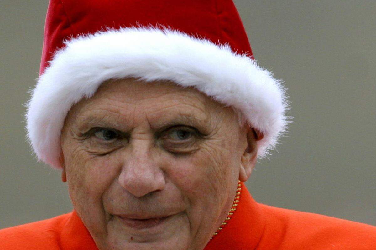 21. Dezember 2005: Papst Benedikt macht mit seiner Vorliebe für aus der Mode gekommene Papst-Attribute internationale Schlagzeilen. Der Camauro auf seinem Kopf erinnert viele so kurz vor Weihnachten an ein Weihnachtsmann-Kostüm.