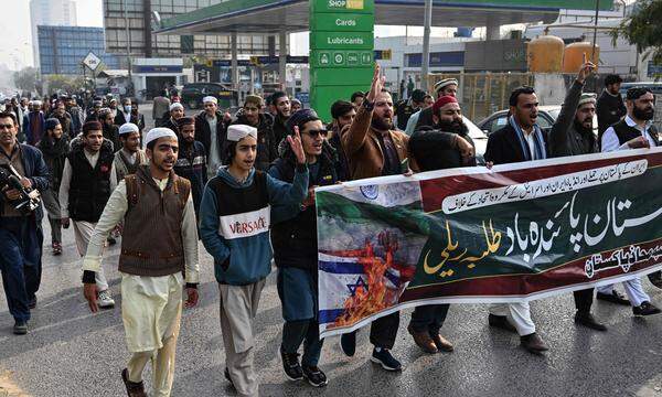 Demonstration in der pakistanischen Hauptstadt, Islamabad, gegen den iranischen Luftangriff in Belutschistan. 