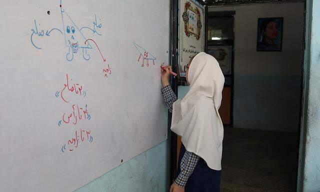 Archivbild aus der afghanischen Hauptstadt Kabul, wo Mädchen nach der Machtübernahme der Taliban erneut nur schwer Zugang zu Bildung erhalten.