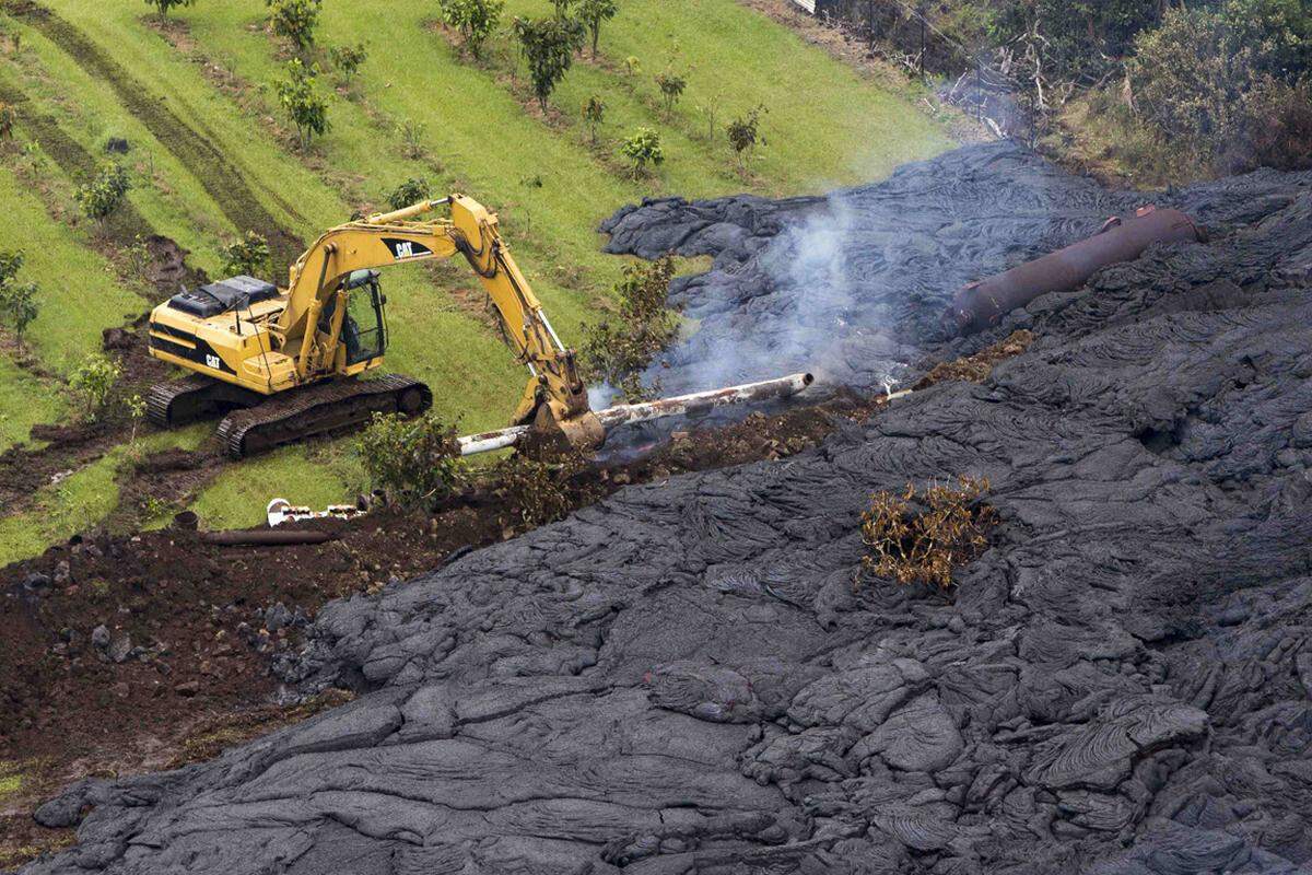 Am Dienstag (Ortszeit) hat die Lava aus dem Vulkan Kilauea den Rand der Ortschaft erreicht und ist mehrere Meter auf ein Grundstück vorgedrungen, wie die Behörden mitteilten.