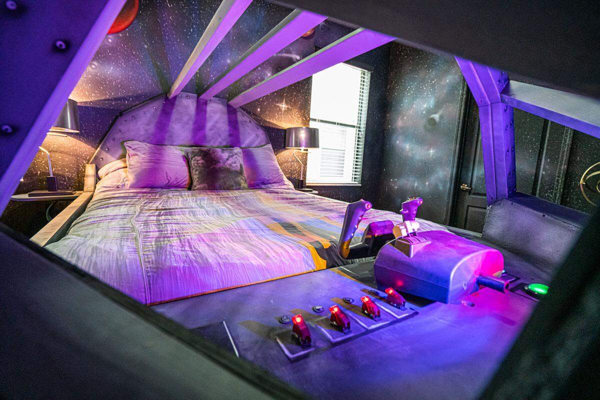 Zwischen neun Schlafzimmern kann entschieden werden, auf welches Raumschiff ...
