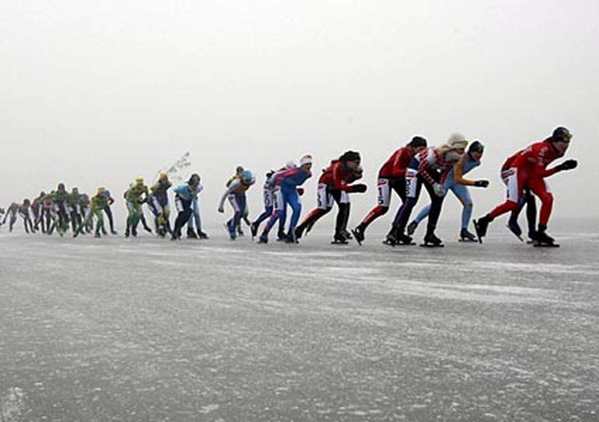 Die Kälte hat in den Niederlanden für einigen Unmut in der Bevölkerung gesorgt. Die Beamten des Außenministeriums haben "eisfrei" bekommen, um ihrem Lieblingshobby, dem Eislaufen, nachgehen zu können.Im Bild: Zum ersten Mal seit 13 Jahren konnte der Eisschnelllauf-Marathon am Oostvaardersplassen stattfinden