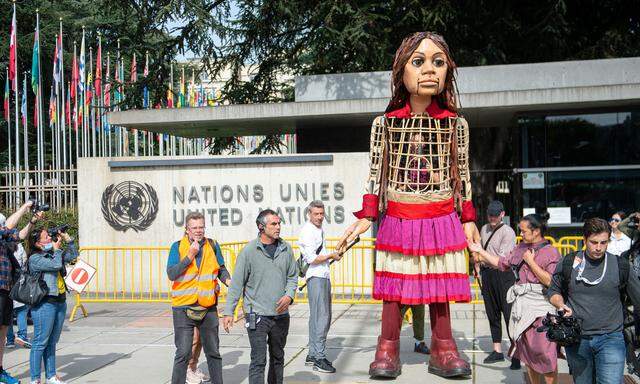 Puppe Amal vor den Vereinten Nationen in Genf.