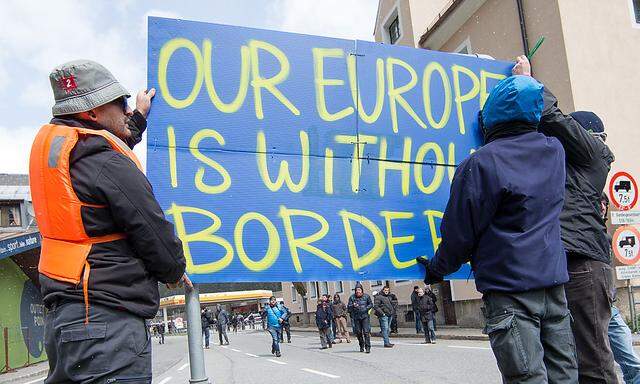 Demonstranten gegen die Grenzschließung am Brenner.