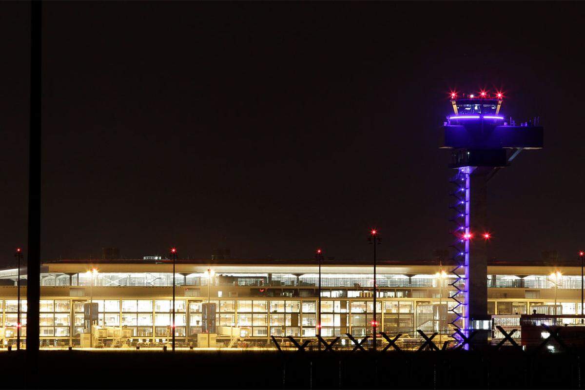 Der neue Flughafen soll sich nämlich von Anfang an rechnen, nicht etwa wie der viel zu groß geratene Mailänder Airport Malpensa.