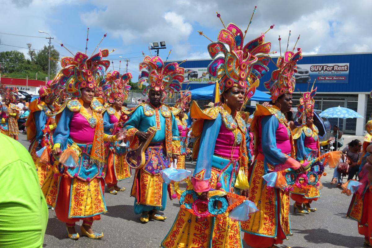 Hier findet auch einmal jährlich der berühmteste Karnevalsmarsch der holländischen Überseegebiete statt, neben dem Desfile von Trinidad der größte der Karibik, nicht ganz so majestätisch wie in Rio, aber alles schön handgemacht.