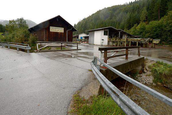 Bei der Suche nach einem Wilderer war in der Nacht auf 17. September 2013 in Niederösterreich die Lage eskaliert: Der Mann schoss auf Polizei und Rettung, tötete dabei drei Menschen und flüchtete daraufhin mit einer Geisel von Annaberg nach Großpriel bei Melk, wo er sich auf einem Bauernhof verschanzte. Bild: Die Stelle bei Annaberg, wo ein Sanitäter getötet wurde.