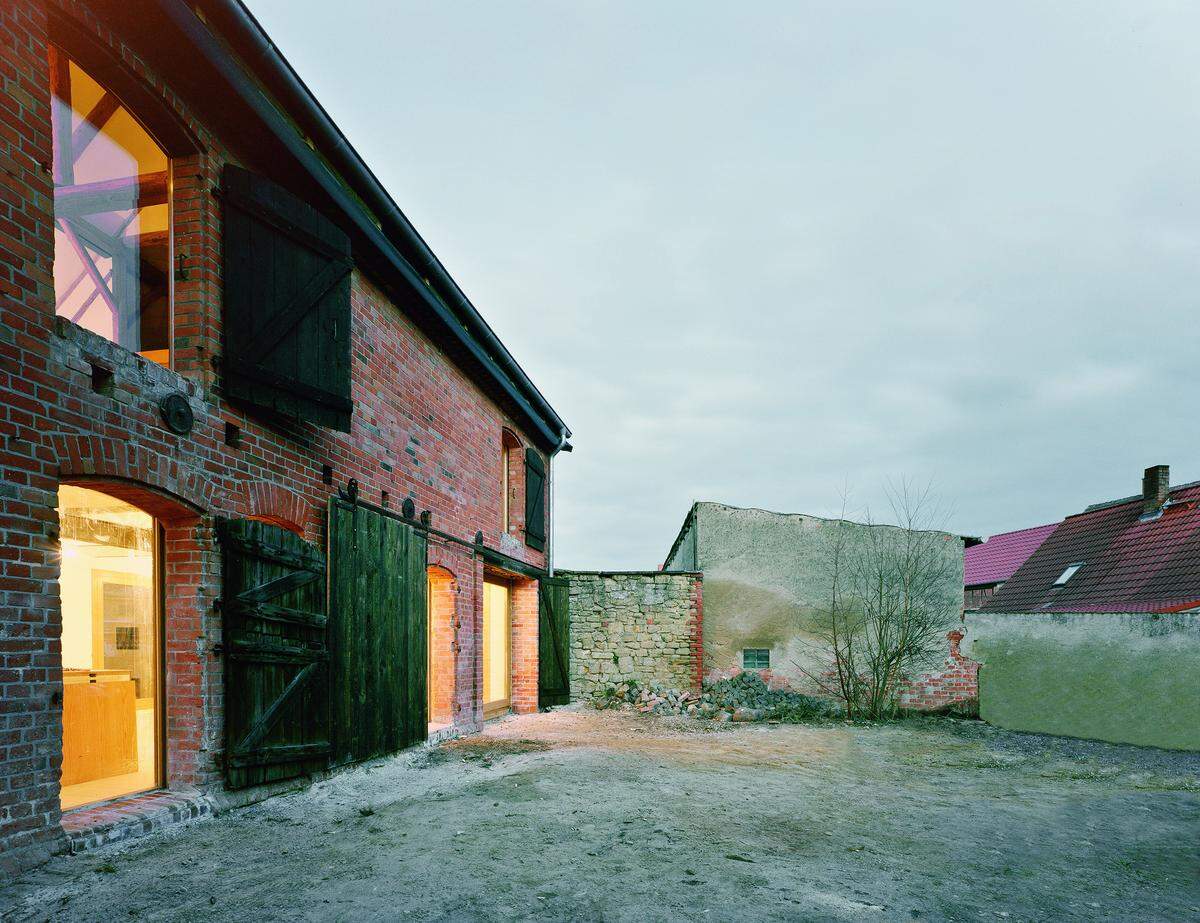 ... Jan Rösler Architekten, Berlin, für einen "Scheunenumbau in Druxberge" ...