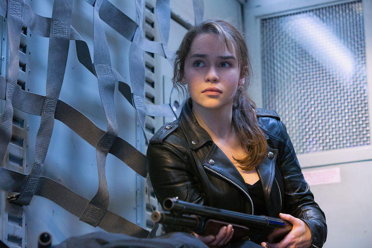 Die 28-Jährige komme mal freundlich und mal böse daher, sei mal die kleine Schwester, mal eine Killerin, mal ein Filmstar und dann wieder das Mädchen von nebenan, lobte die Zeitschrift.   Emilia Clarke in "Terminator Genisys"