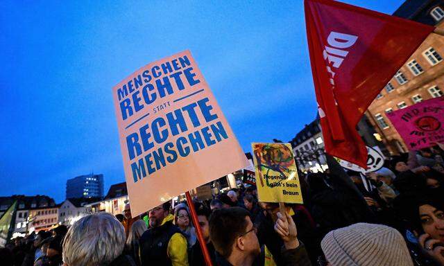 Ein Plakat bei einer „Demo gegen Rechts“ im deutschen Hanau (nicht in Wien) am 30.1.2024 mit der Aufschrift „Menschenrechte statt Rechte Menschen“.