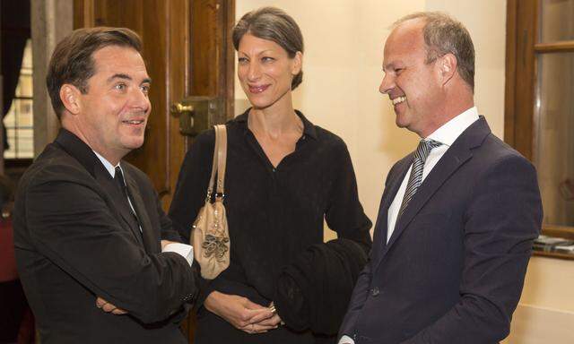 Buchherausgeber Rainer Nowak mit seiner Frau Petra Schenk-Nowak und Styria-Vorstandsvorsitzendem Markus Mair (v. l.).