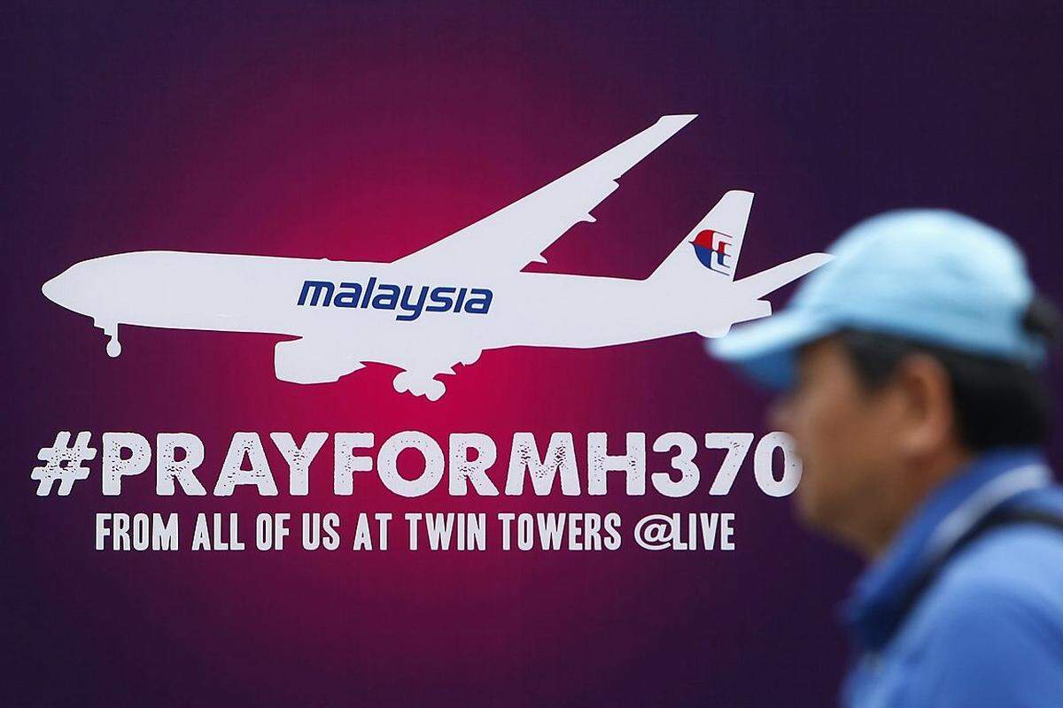 Lange fehlte jede Spur von Flug MH 370 der Malaysia Air. Die Maschine mit 239 Menschen an Bord verschwand am 18. März 2014 von den Radarschirmen. Der malaysische Premierminister erklärte am 15. März, dass das Flugzeug gezielt vom Kurs abgebracht und seine Kommunikationssysteme ausgeschaltet worden seien, sowie am 24. März, dass der Flug anscheinend im südlichen Indischen Ozean geendet sei.