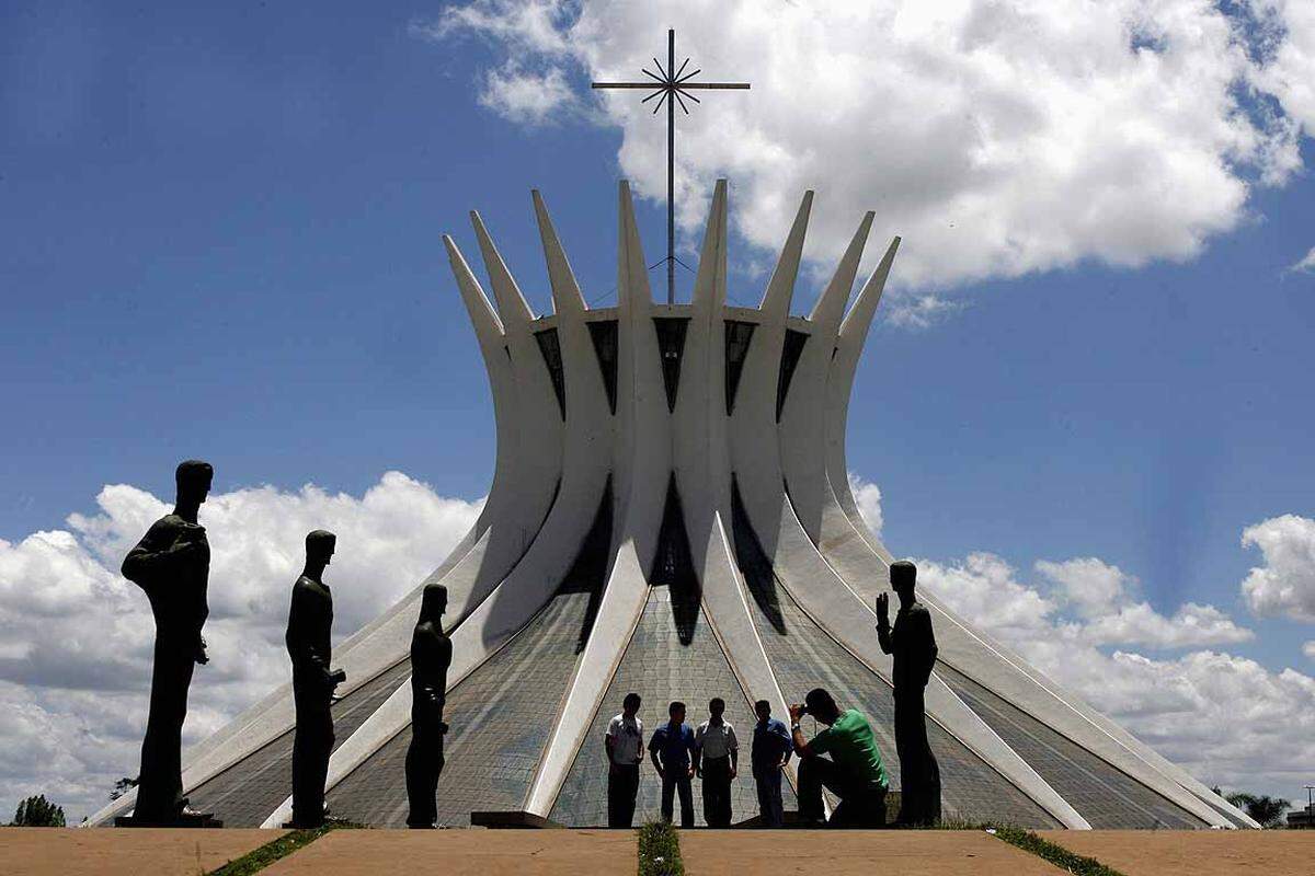 Seit 1970 hat die brasilianische Hauptstadt eine neue Sehenswürdigkeit in Form von Christis Dornenkrone. Die Kathedrale von Brasilia besteht hauptsächlich aus Beton und Glas, zeichnet sich durch ihre hyperbolische Form aus und wurde von dem Architekten Oscar Niemeyer geplant.