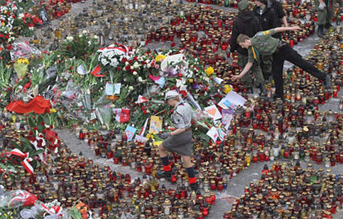 Die Wartezeit vor dem Präsidentenpalast im Zentrum von Warschau beträgt mehrere Stunden, vor dem Palast werden Kerzen angezündet und Blumen niedergelegt.