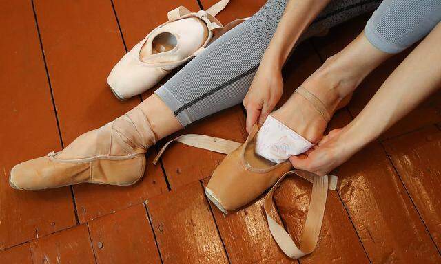 Während Tanzschulen oft auf Paartanz spezialisiert sind, stehen in den Studios in der Regel Gruppenkurse für Einzelpersonen im Vordergrund, also etwa Ballett oder Streetdance.