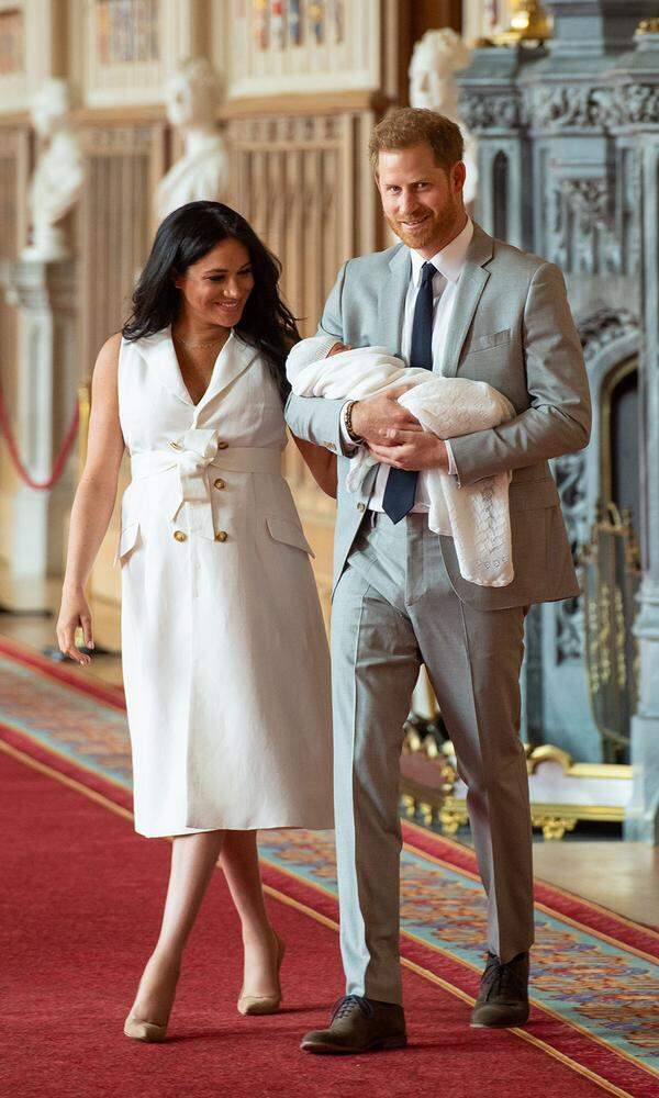 Ihren wohl bis dahin schönsten Medientermin absolvierten Herzogin Meghan und Prinz Harry am 8. Mai. Zwei Tage nach der Geburt ihres Sohnes traten die Eltern in der St. George's Hall auf Windsor Castle vor ausgewählte Pressevertreter, um der Welt stolz ihr „Bündel voll Glück“ zu präsentieren.
