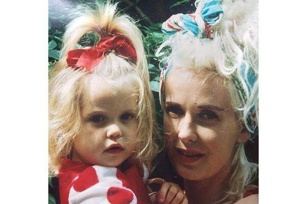 Peaches Geldof letztes öffentliche Statement setzte sie einen Tag vor ihrem Tod auf Twitter: Sie postete ein Babyfoto von sich und ihrer verstorbenen Mutter, der Moderatorin Paula Yates. Yates starb im Jahr 2000 an einer Überdosis Heroin.