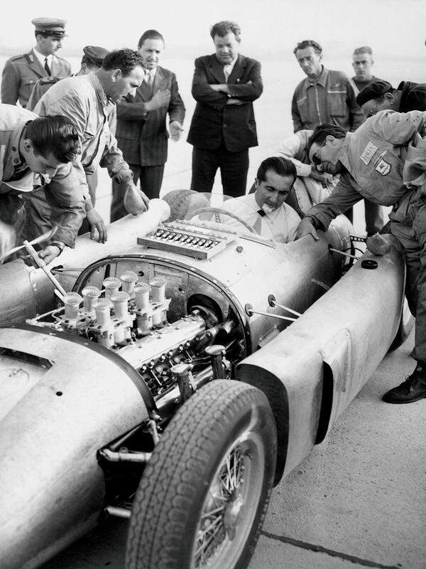 Alberto Ascari, auch kein junger Hupfer mehr, fuhr Ferrari, Lancia, wurde zweimal Weltmeister, flog ins Hafenbecken von Monaco, wurde von Onassis-Matrosen herausgefischt und starb bei einer Testfahrt in Monza 1955.