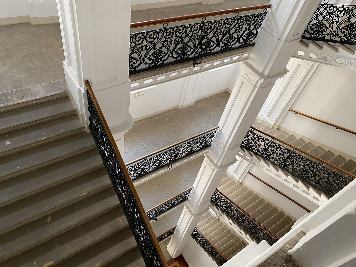  „Wenn man ein Projekt mit historischer Substanz betritt, spürt man sofort den Unterschied zu Neubauten. Das Flair und die Großzügigkeit der Stiegenhäuser, die Raumhöhen und die Solidität der massiven Bauweisen von damals stehen bei den Käufern hoch im Kurs", sagt Eduard  Mair, Gründer und CEO von Cuubuus Architects & Developers. 