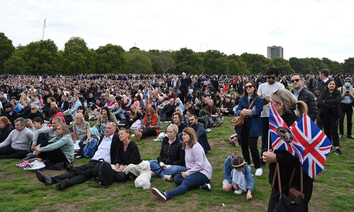 In Großbritannien bleiben an diesem Tag fast überall Schulen und Universitäten sowie Geschäfte und Pubs geschlossen. Viele Menschen sind zum Public Viewing in den Hyde Park gekommen. In der gesamten Innenstadt werden zu dem Jahrhundertereignis bis zu einer Million Menschen erwartet.