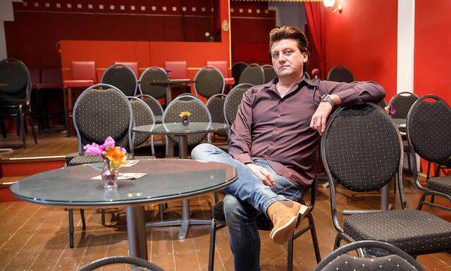 Nik Raspotnik hat ein eigenes Theater und spielt Lieder von Peter Alexander.