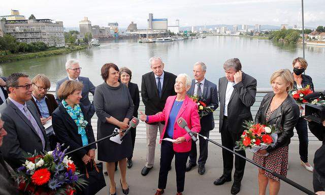 Feierliche Grenzöffnung zwischen Deutschland, Frankreich und der Schweiz auf der Dreiländer-Brücke in Weil am Rhein.