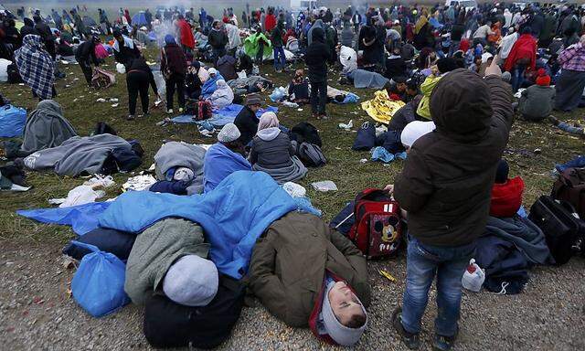 Flüchtlinge kurz nach der slowenischen Grenze in Rigonce.