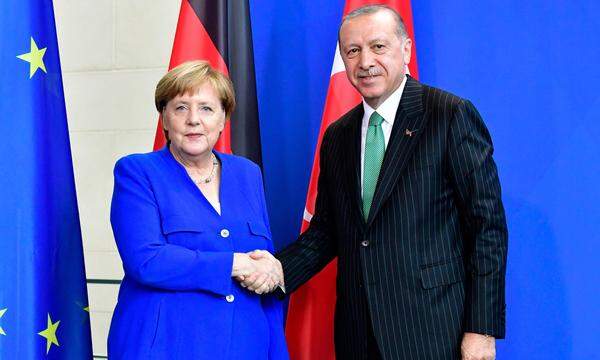 Merkel betonte bei der Konferenz aber auch gemeinsame Interessen mit der Türkei. "Wir haben vieles, was uns eint", sagte sie. Die Regierungschefin nannte die Partnerschaft in der NATO, Fragen der Migration und den Kampf gegen Terrorismus.