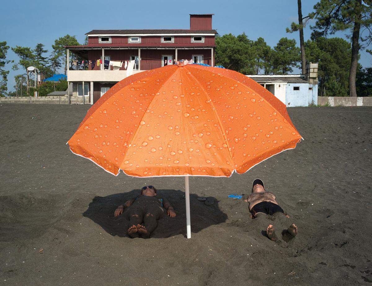 Entspannung im magnetischen Sand von Kolkhida in Georgien.