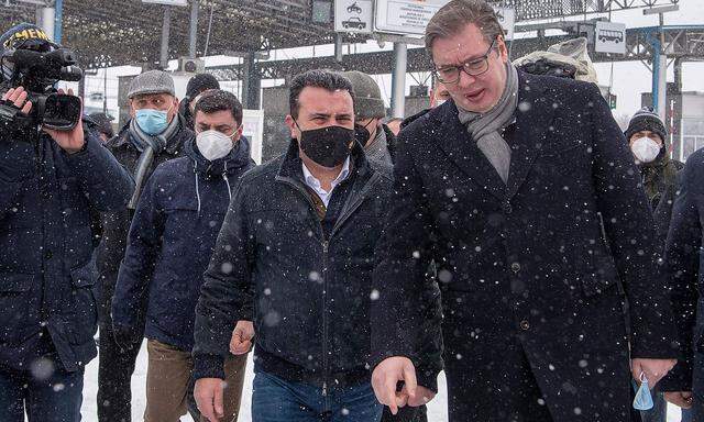 Serbiens Präsident Vucic überbrachte Mazedoniens Premier Zaev Pfizer-Impfdosen.