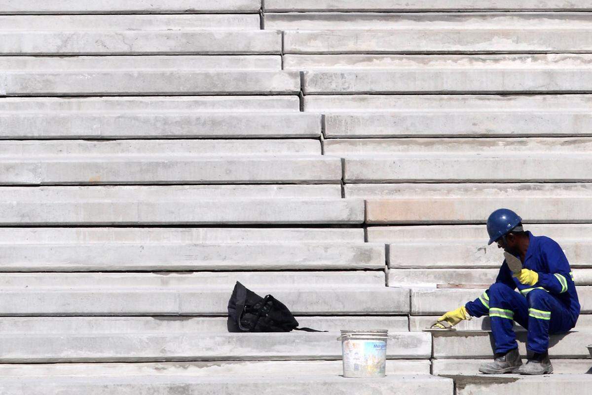 Doch der Baufortschritt des 65.807 Zuschauer fassenden Stadions läuft zufriedenstellend, die Rohversionen der Tribünen werden bereits gestrichen.