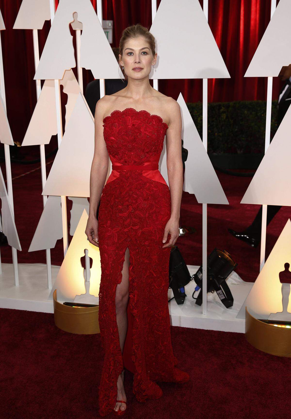 Rosamund Pike: "Gone Girl" gewann zwar keinen Oscar, doch sah sie im schmalen roten Spitzenkleid von Givenchy sexy und zugleich vornehm aus.